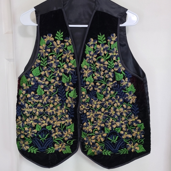 Hungarian Woman's Embroidered Outer Vest, Size: Medium Color: Floral - Picture 4 of 14